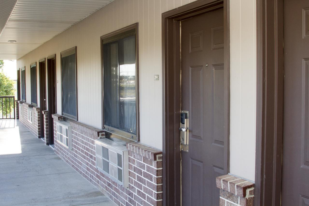 Cottonwood Inn & Suites Phillipsburg Exterior photo